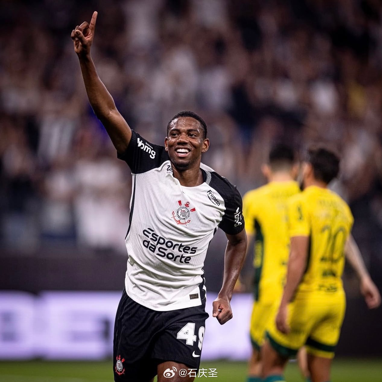 【科林蒂安承认米兰报价】来自科林蒂安方面的消息：“有报价吗？有的，来自AC米兰。