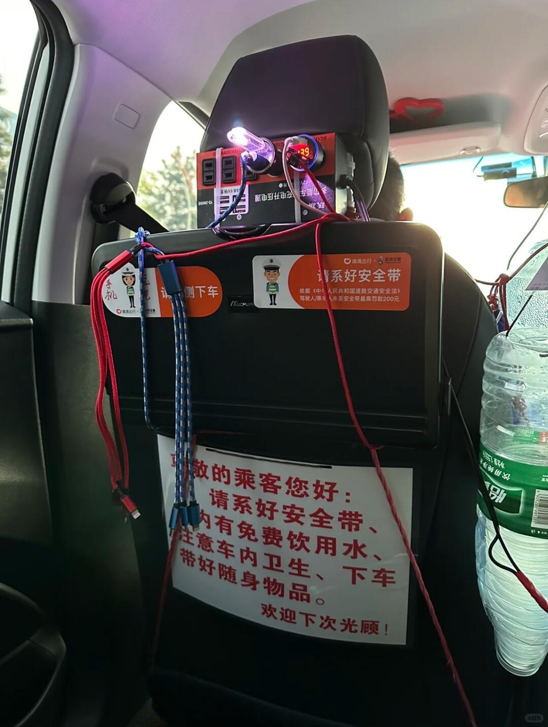 打到一辆网约车，师傅直接放个桶装水供乘客随便喝，服务行业现在都这么卷了吗？