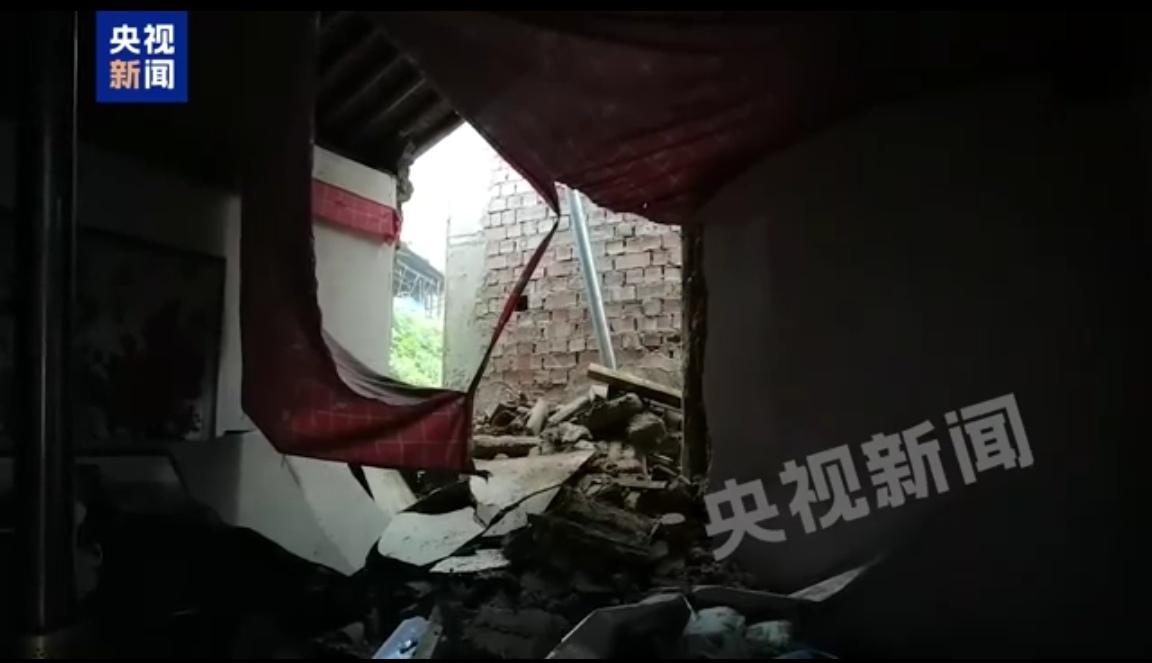 监控里，吊灯剧烈摇晃超20秒；震中桦林村，土坯房轰然倒塌，村民裹着外套奔逃至空旷