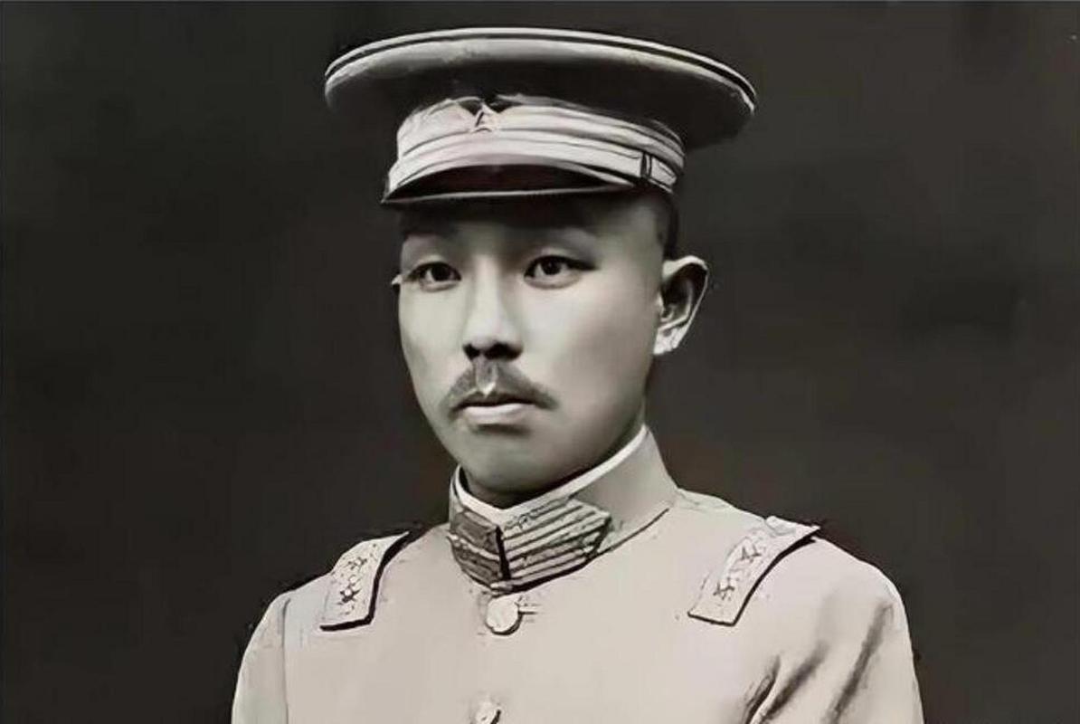 1945年，杨森最漂亮的九姨太蔡文娜正要上床睡觉。突然，就见个穿军装的闯进来，