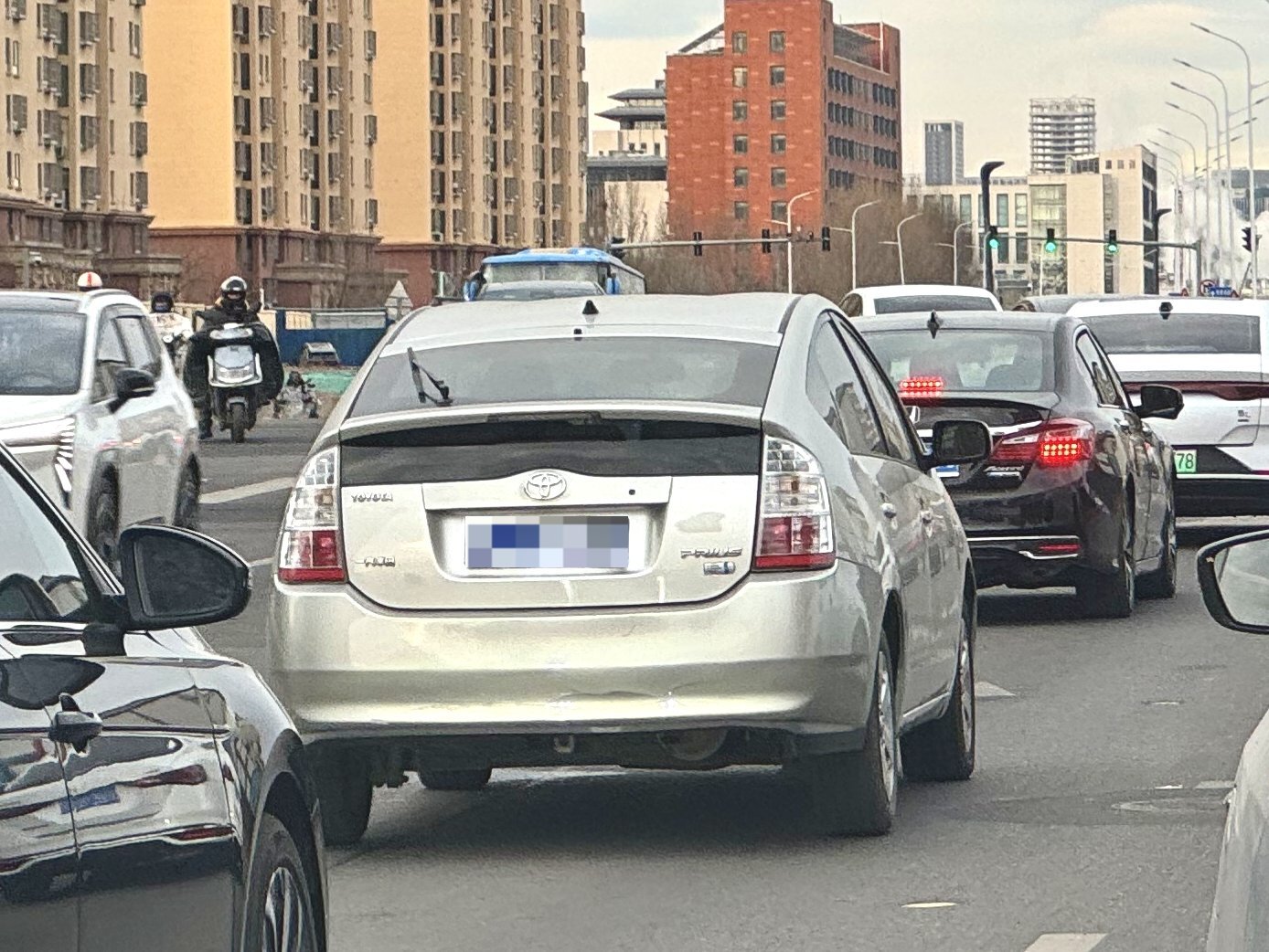 路遇第三代普锐斯，当年这车也是起售价23万，跟现在小米SU7一样，不知道开了十几