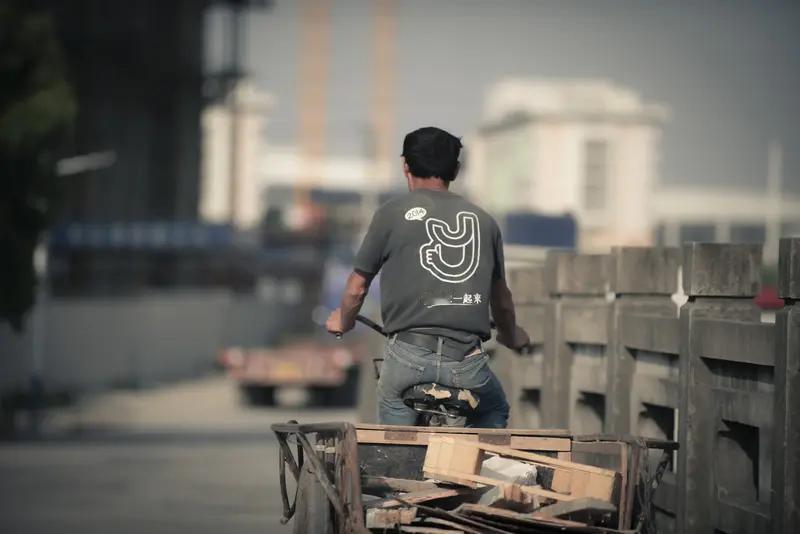 你见过倒霉的人能倒霉到什么地步？有个打工的去发廊理发，恰好赶上突击检查，一屋子人