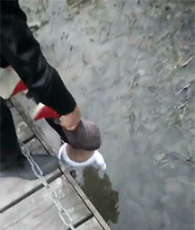 这孩子和家长心都够大的，为了捉一个小螃蟹，竟然做这么危险的事！看了后怕不？捕