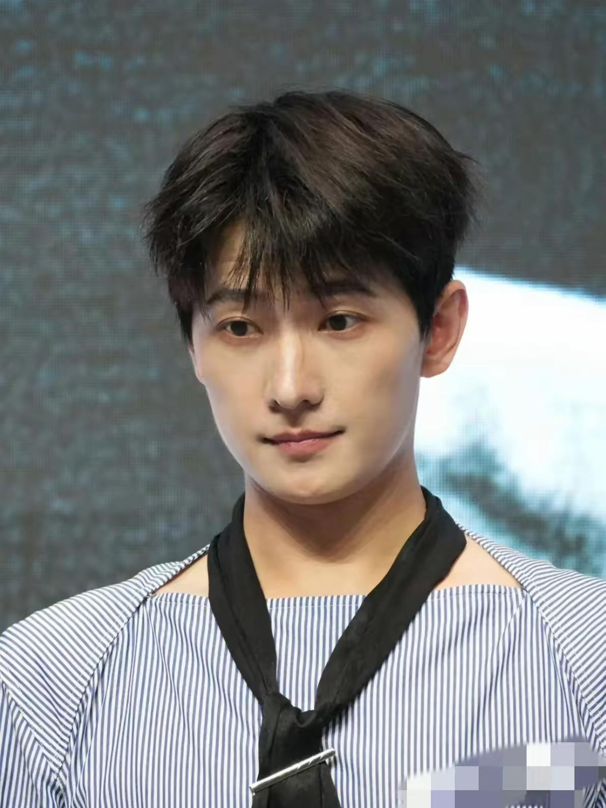 杨洋是长胖了还是发腮了？长相有点变了，没有以前那种少年感了。​​​