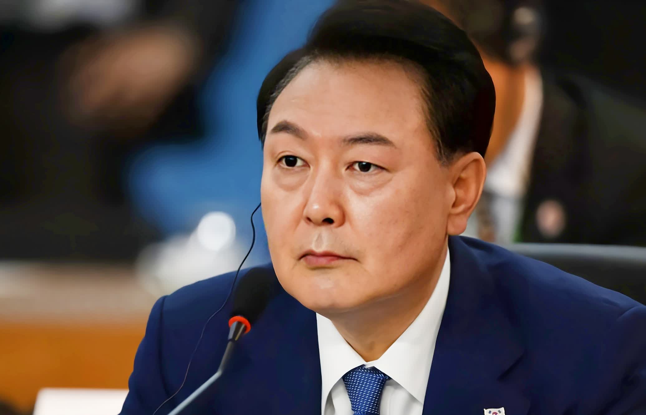前总统尹锡悦又上庭了！涉嫌发动内乱，这可不是闹着玩的。第三次庭审，剧情越