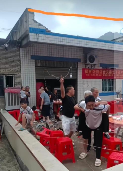 宜宾长宁升学宴这事，看到后续网友拍摄的视频，终于明白是怎么回事了！倒塌的是二楼的
