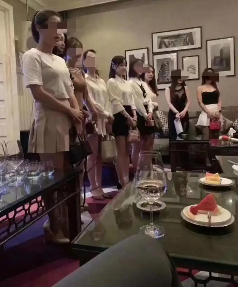 酒醒了，头痛欲裂戒酒、戒酒！昨晚朋友请客去KTV，包间看着挺高档，