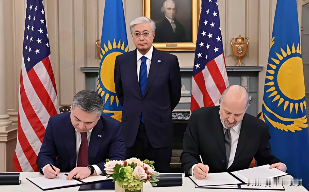 笑不活了！哈萨克斯坦卡拉干达州那帮探矿的，春天一铲子下去，直接挖出个超大稀有矿窝