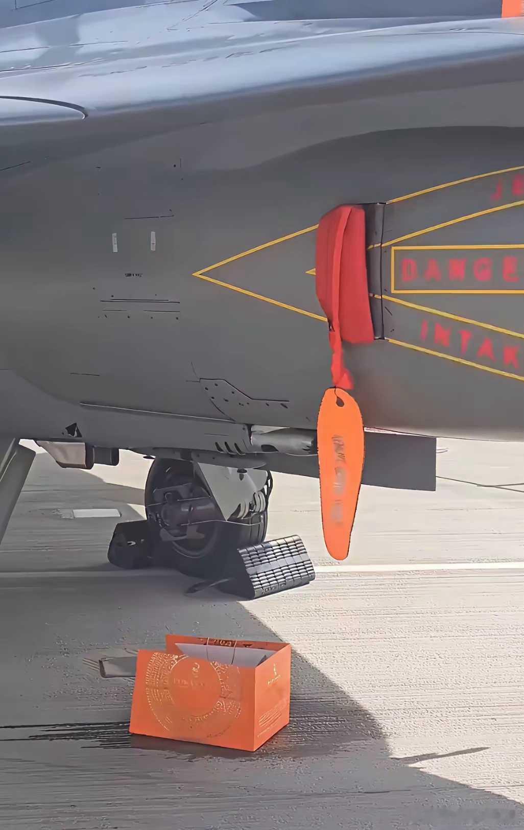 印度真的不知道什么叫国际笑柄吗？战斗机漏油，竟然用纸盒接，看来是真的不在乎围观群