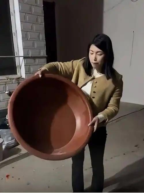 6元塑料盆用了41年仍完好！塑料盆近日，一网友发视频称，1984年买的6元塑料