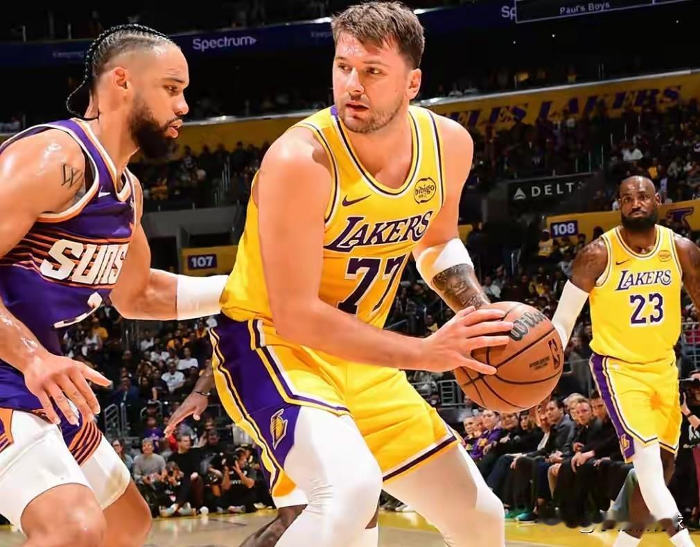 就在今天！湖人队又传来2条消息值得一提:一、东契奇豪送暖心大礼，全队氛围拉