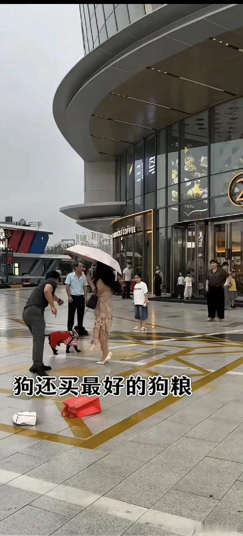 怪不得现在男孩都不愿结婚了。昨天在商场门前看到这样一幕，一对情侣逛完商场，给女友