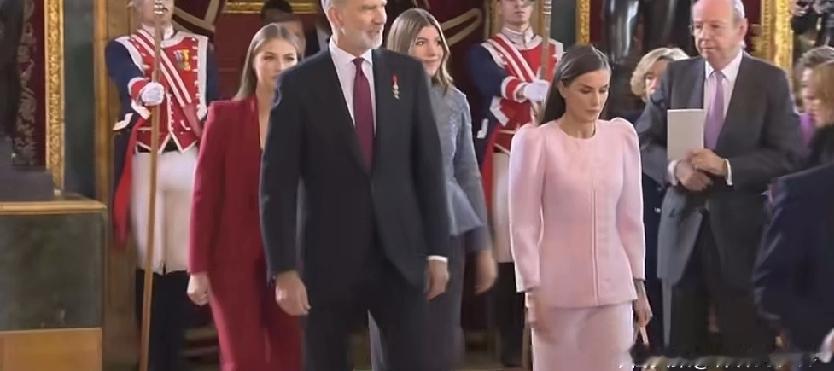 马德里皇宫这场金羊毛授勋仪式。国王费利佩六世亲手给老妈索菲亚太后颁奖，让她成了勋