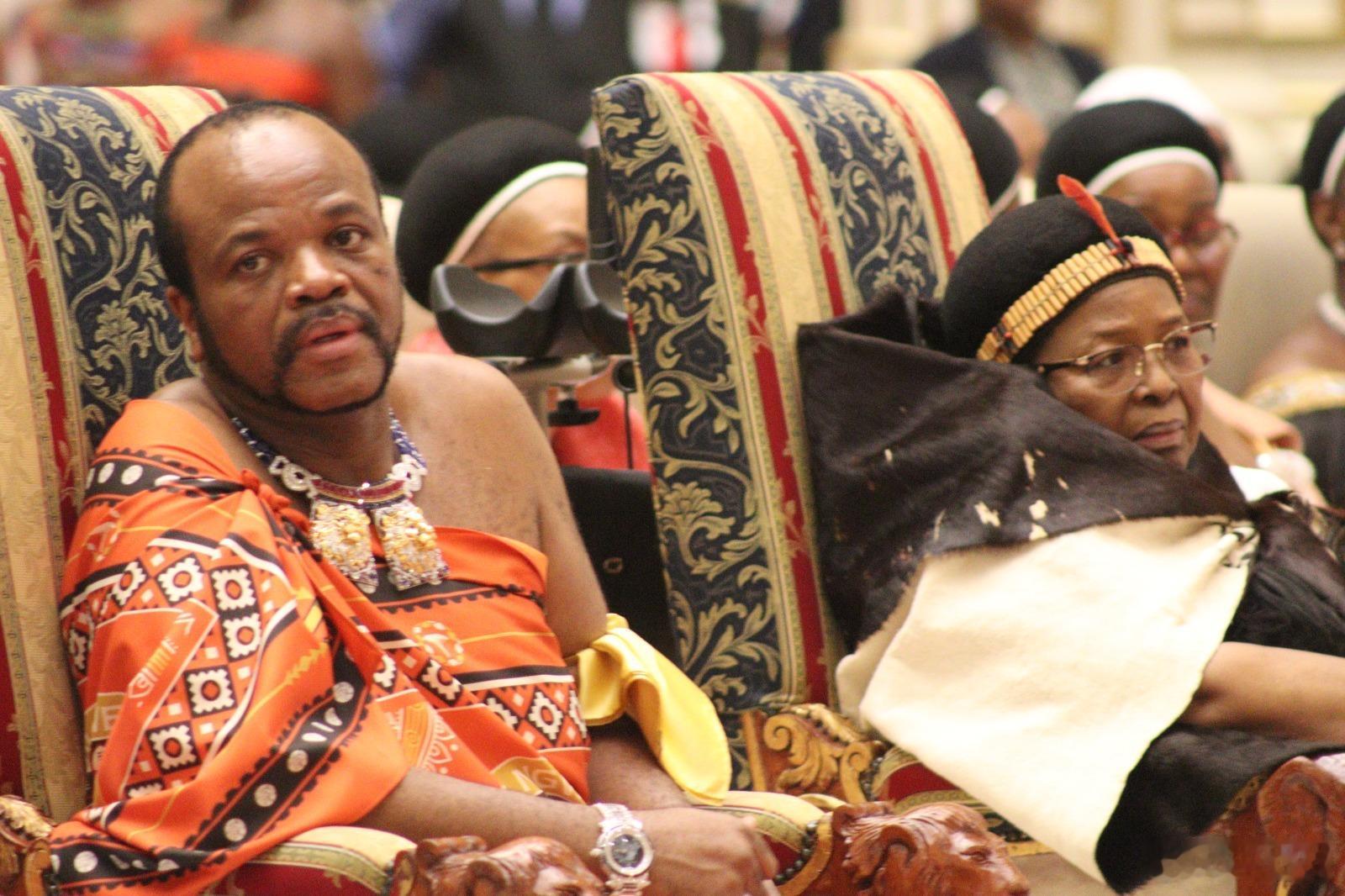 🇸🇿11月15日，姆斯瓦蒂国王和王太后、后宫佳丽们出席年终感恩祈祷会。