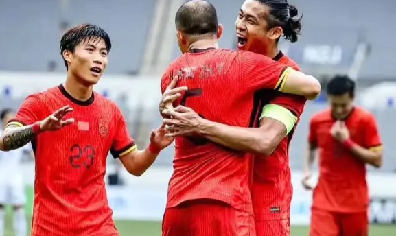 唉，国足心里苦啊！好不容易1：0险胜了香港，得了个季军，本以为可以少挨点骂。