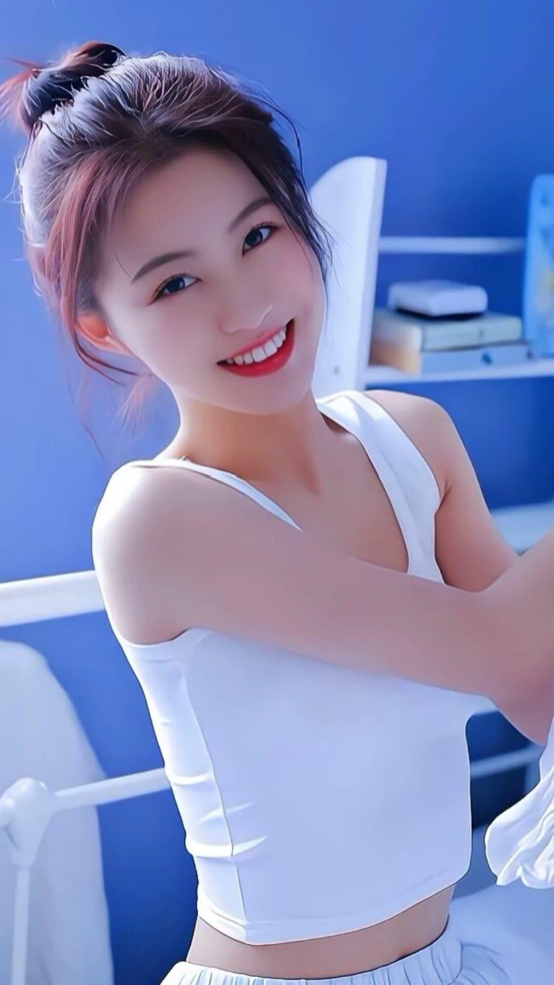 笑话：老张两口子连生三个闺女，个个都是如花似玉的美人胚子。可是老张的思想非常传