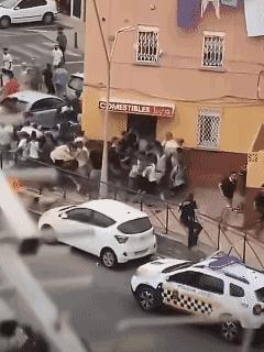 西班牙休达市的商店正被非法移民抢空……其实这不奇怪，休达市人口也才8万多人，2