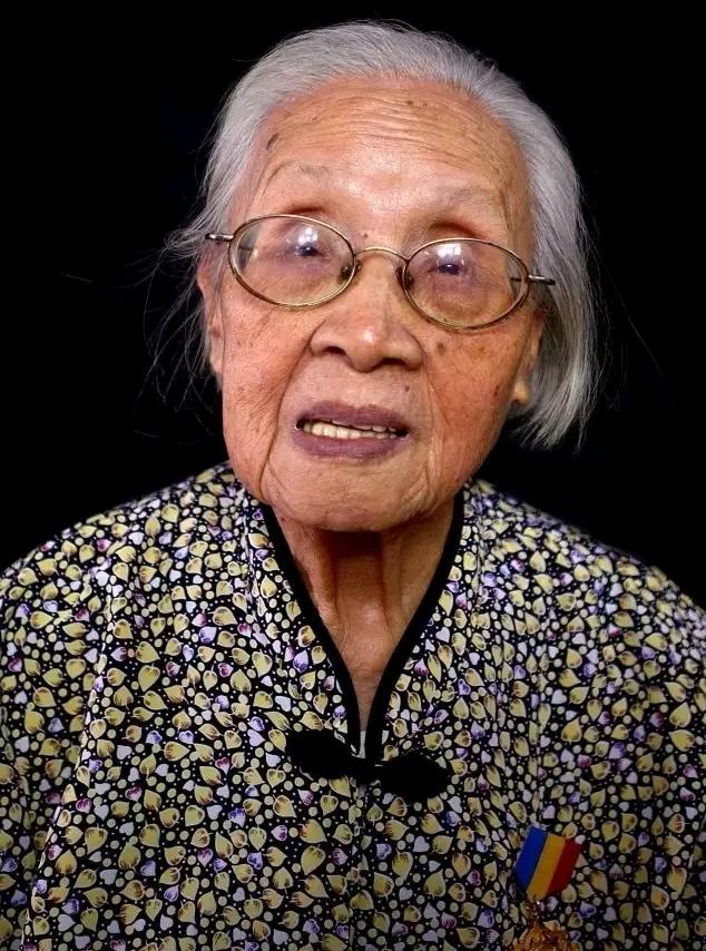 1943年底，地下党徐佩珩正在发电报，突然发现外面有日军跑动，徐佩珩赶紧收好东西