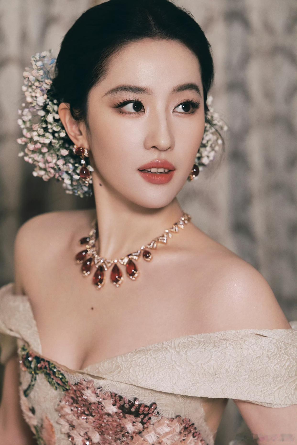 刘亦菲靠实力带火满天星，全网复刻神仙姐姐同款，单日播放量上亿，商家卖同款簪花发夹