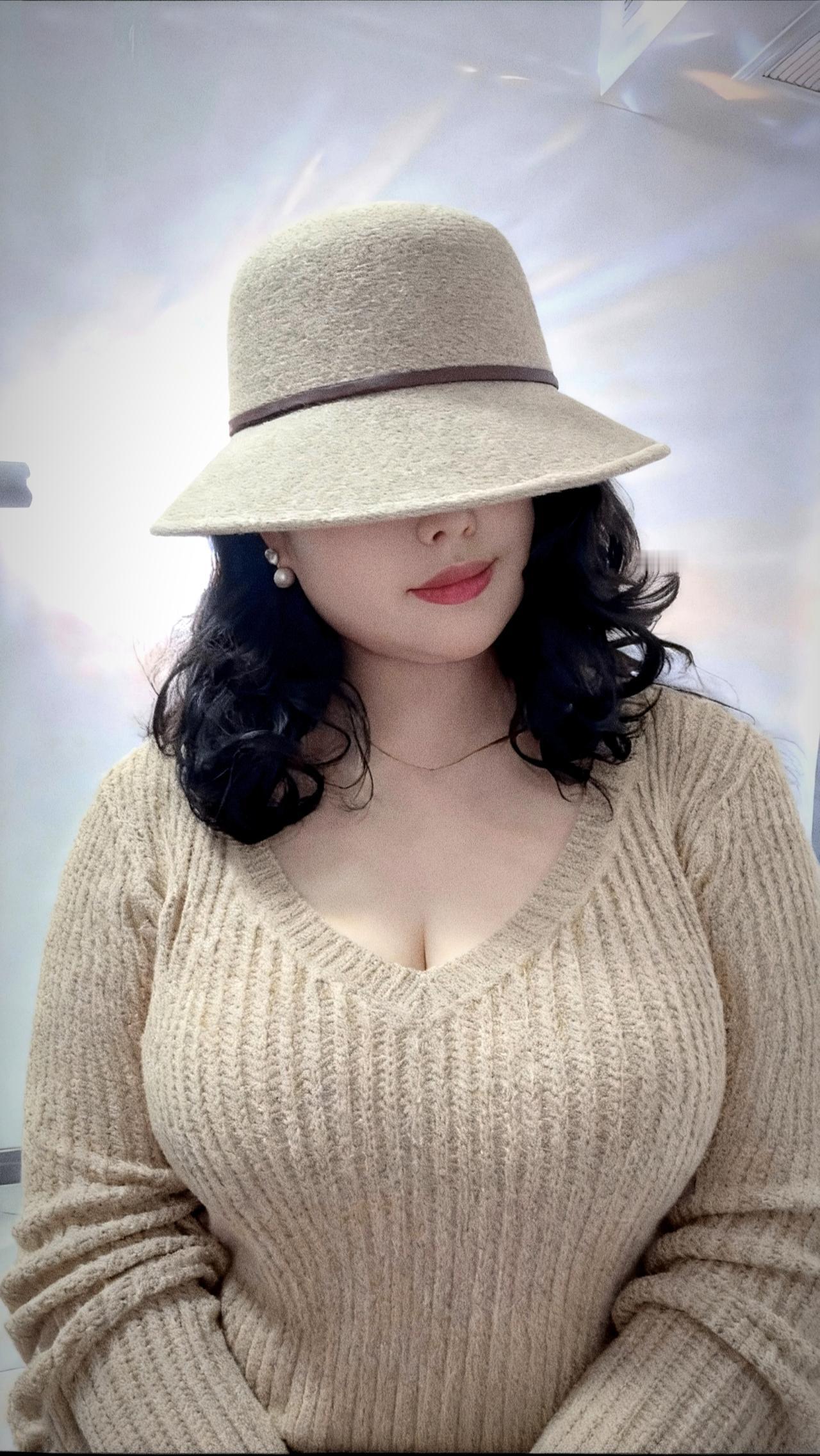 一不小心翻出了我的小帽帽，戴起来依染美美哒拍一张你自己最美的照片