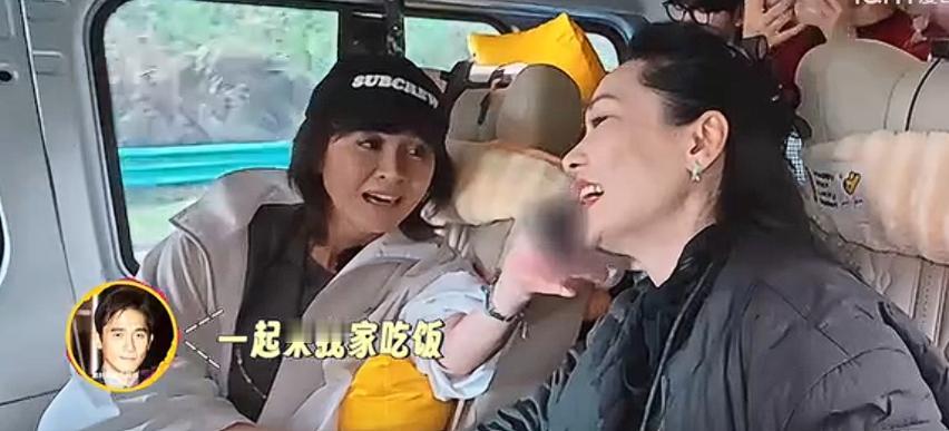 《一路繁花2》播出后，何赛飞特意问刘嘉玲，她在节目中有时候会呼唤和调侃梁朝伟，没