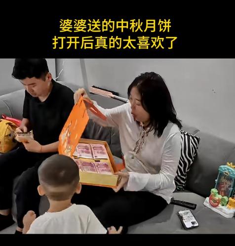 “太搞笑了！”女子平时不爱吃月饼，没想到中秋前婆婆还是特意塞给她一盒。她本想推辞