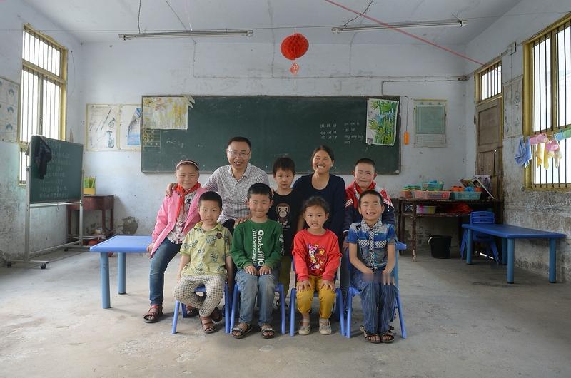 今年一所农村中心小学的校长调入教育局当办公室主任了，大家都送来祝福，恭喜他高升，