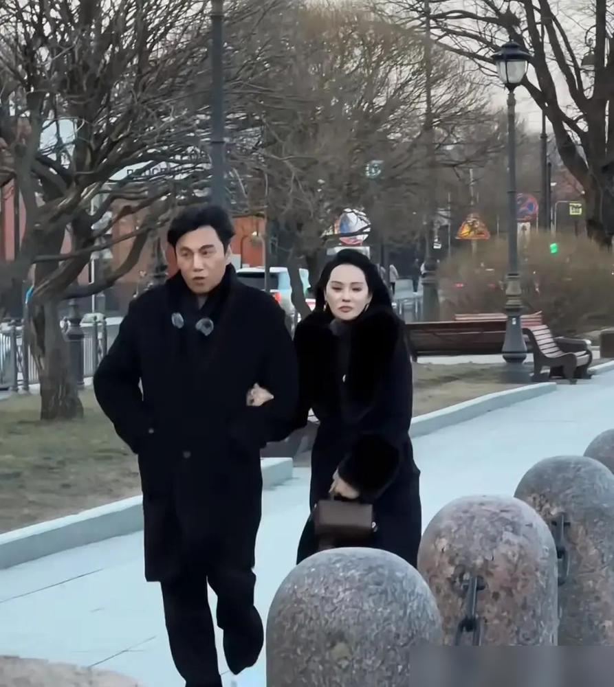 58岁伊能静公园里差点摔倒，千万别以为是意外。她为了维持人设，半年不碰一粒米，每