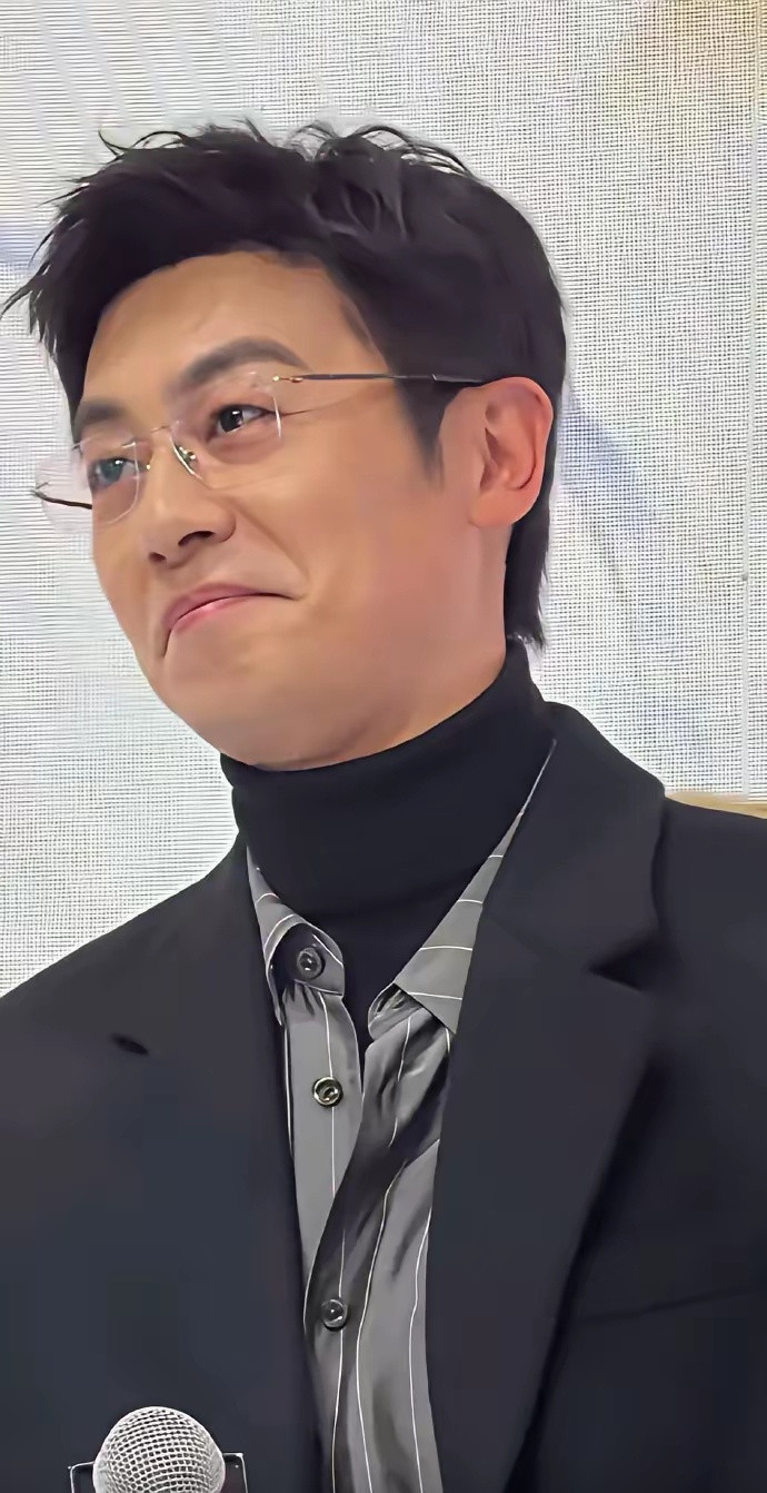 年轻时惊艳过周迅，老了依旧荷尔蒙拉满，这才是真正的魅力型男。