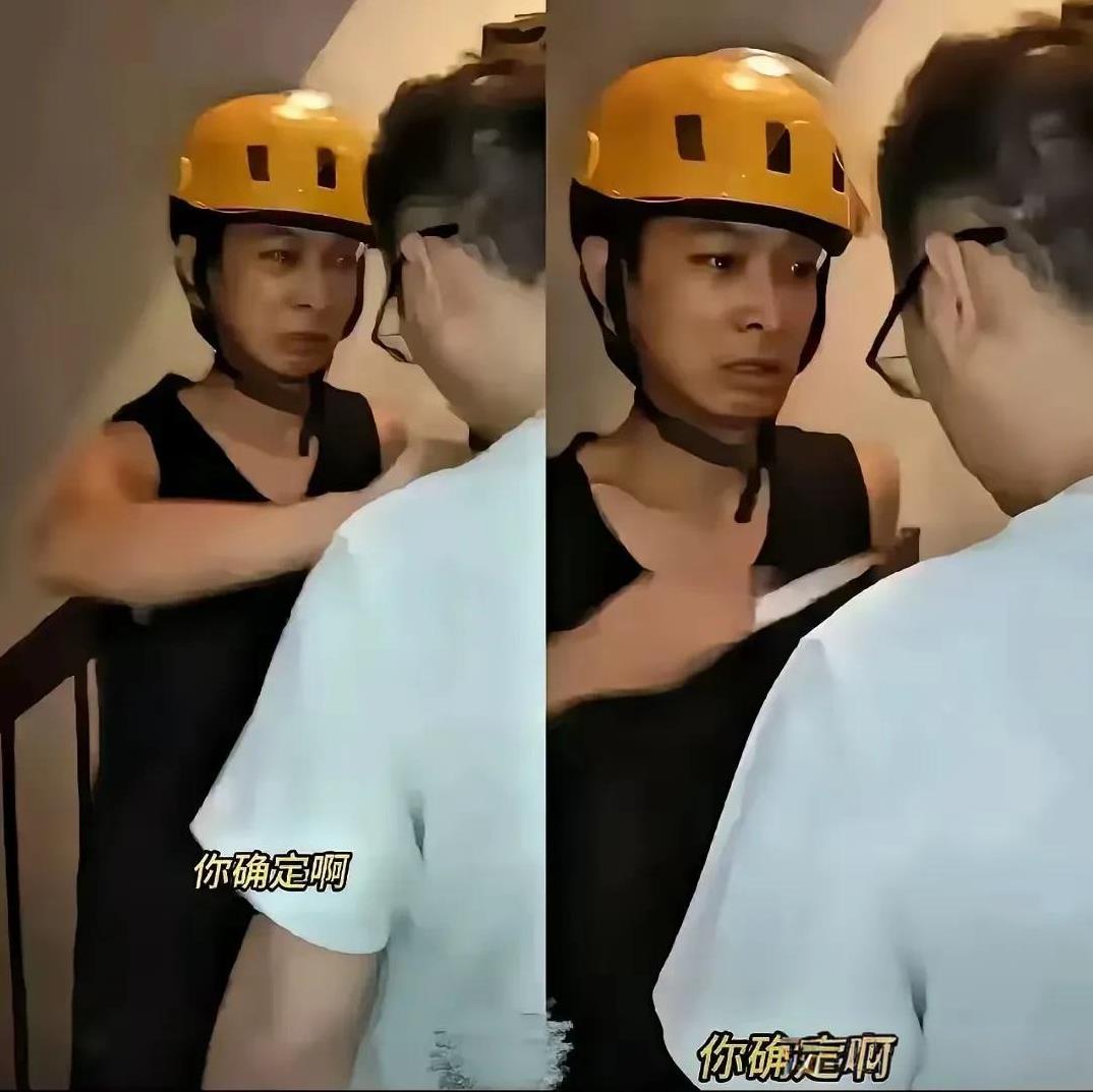 外卖员割喉？啥情况？外卖员送货上门，因之前有纠纷房主拒不开门。结果外卖死守门