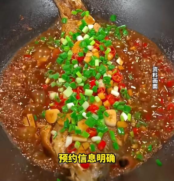 “太离谱了！”5月20日报道，江苏镇江，一顾客用AI预约餐厅，AI显示预约成功，