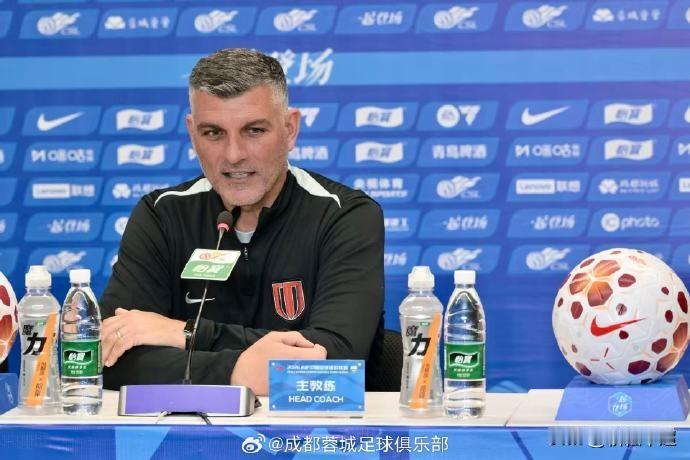 即使两队相差十二分。蓉城队的最大威胁还是来自于申花队。本赛季蓉城队想夺冠的想