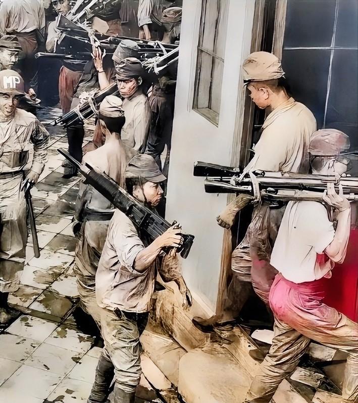 1945年，一群驻扎在香港的日本士兵，正在把自己被收缴的武器装进仓库。此时他们仍