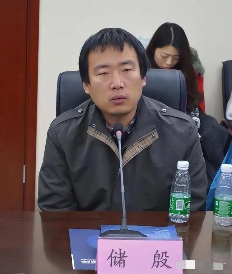 储殷教授不当教授已经四年了！22年以前，自媒体挣得不少，22年以后，粉丝不那么好