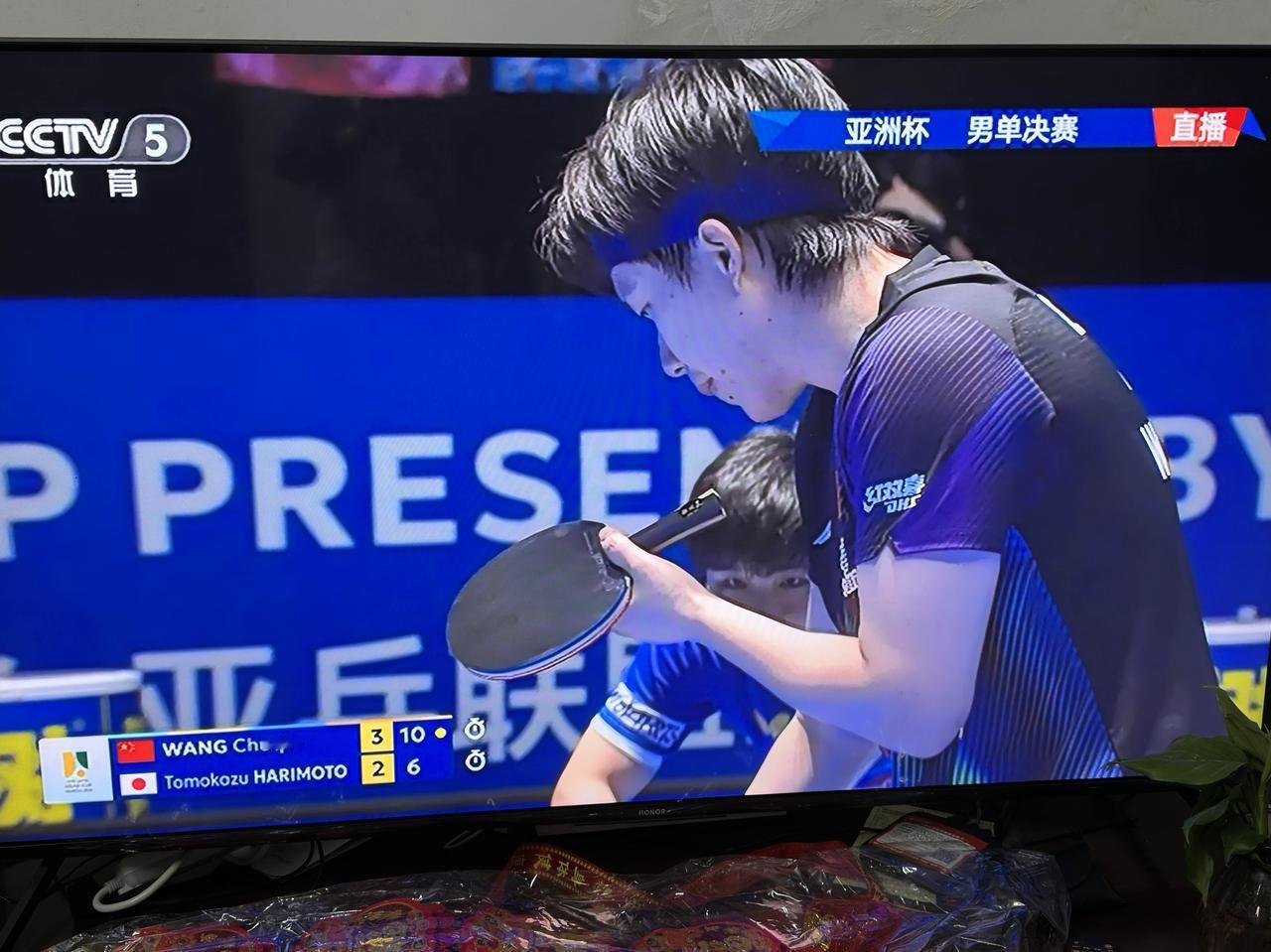 王楚钦战胜张本智和亚洲杯夺得乒乓球男单冠军！祝贺！王楚钦与张本智和亚洲杯冠军