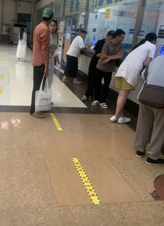 刚才去医院拿药，交费口有几个外国朋友，都是年轻人，从相貌看应该是非洲人，但是都不
