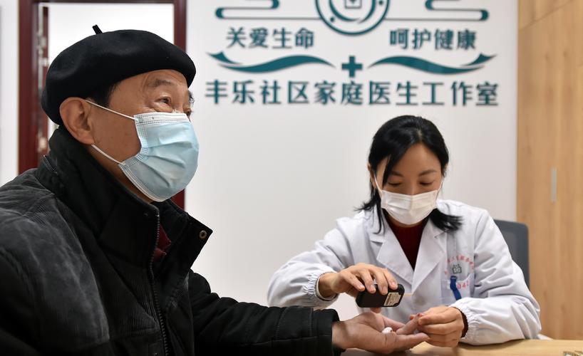 医生叮嘱：一天里，3个时间测量血糖最准确，很多人测了也是白测血糖仪放在床头，