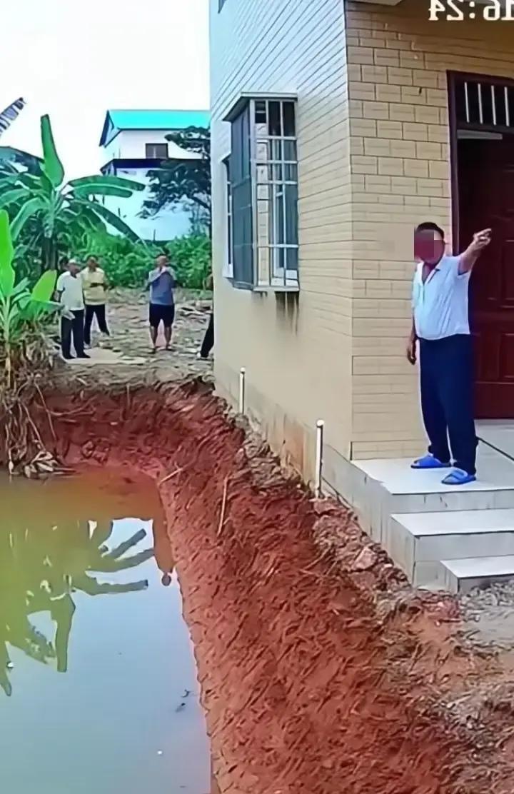 广西老表拿证盖房，被隔壁一句风水不好硬怼回。村委来了三趟，邻居照样站坑边骂，吊