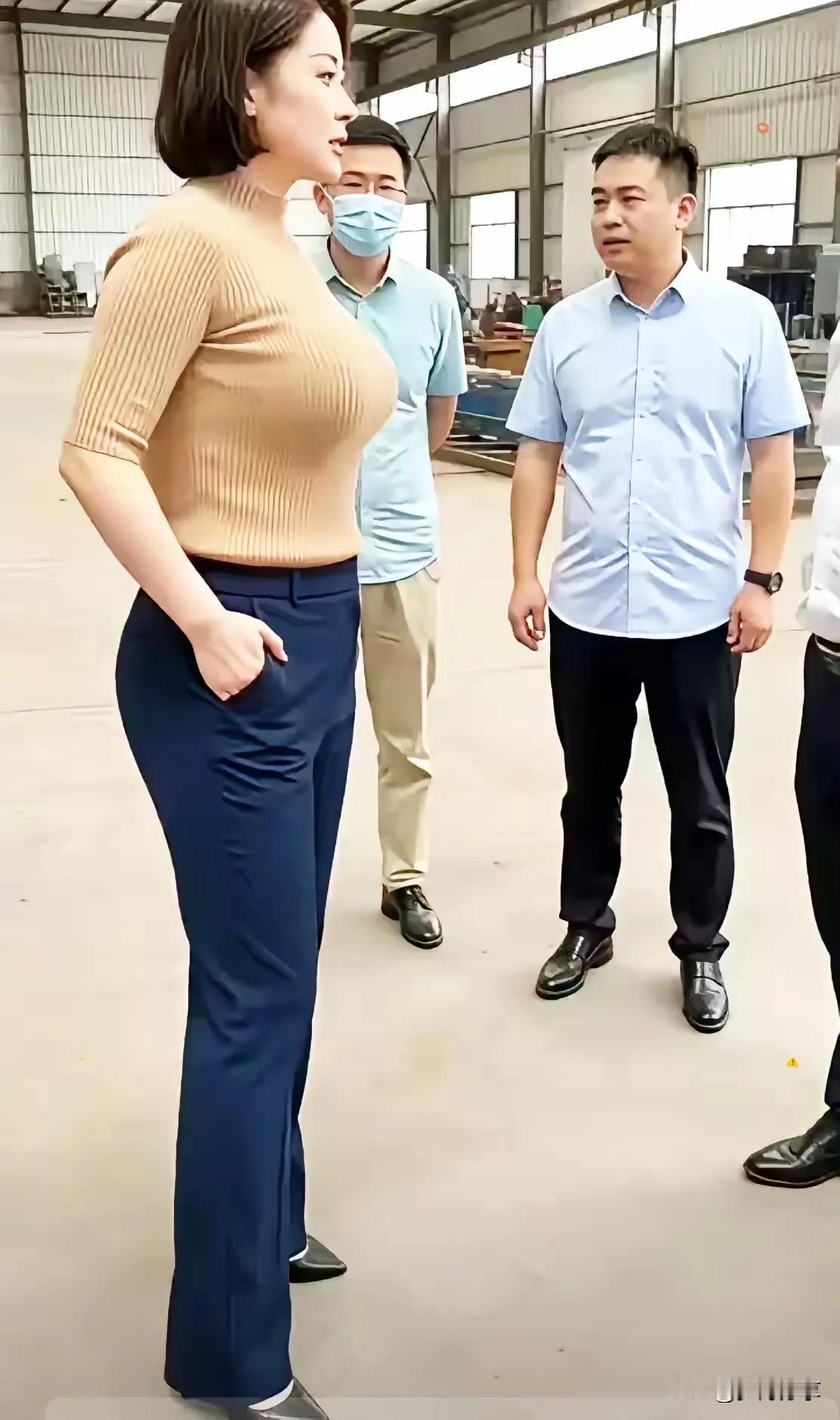 男下属，你是在向女上司汇报工作吗？为什么你的眼睛不好好看着对方的脸，你看到哪里去