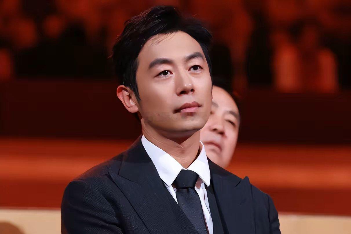 《大生意人》开播，央视点名朱亚文、陈晓等演员早年间，他是外界公认的“荧屏硬汉”