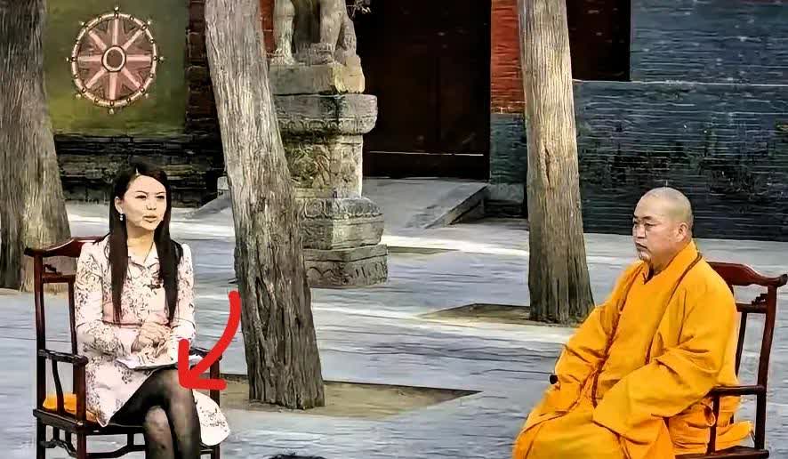 这应该是李湘最不愿回忆的照片吧​就是2008年采访释永信的这张​原因其实