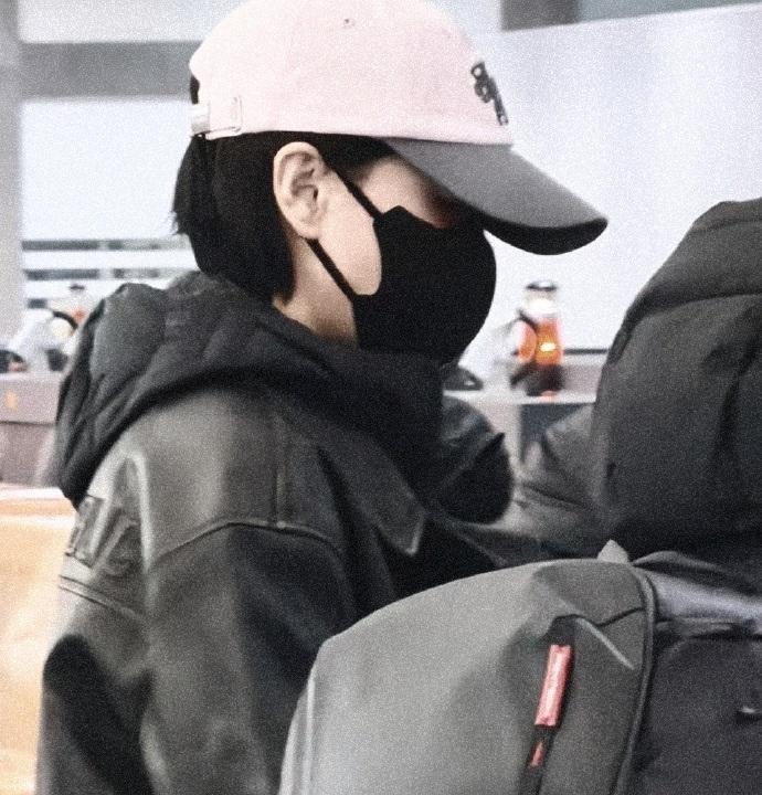 万茜这身机场造型，简直是给北方冬天的时髦精们上了一课。别再裹成熊了，看看人家万