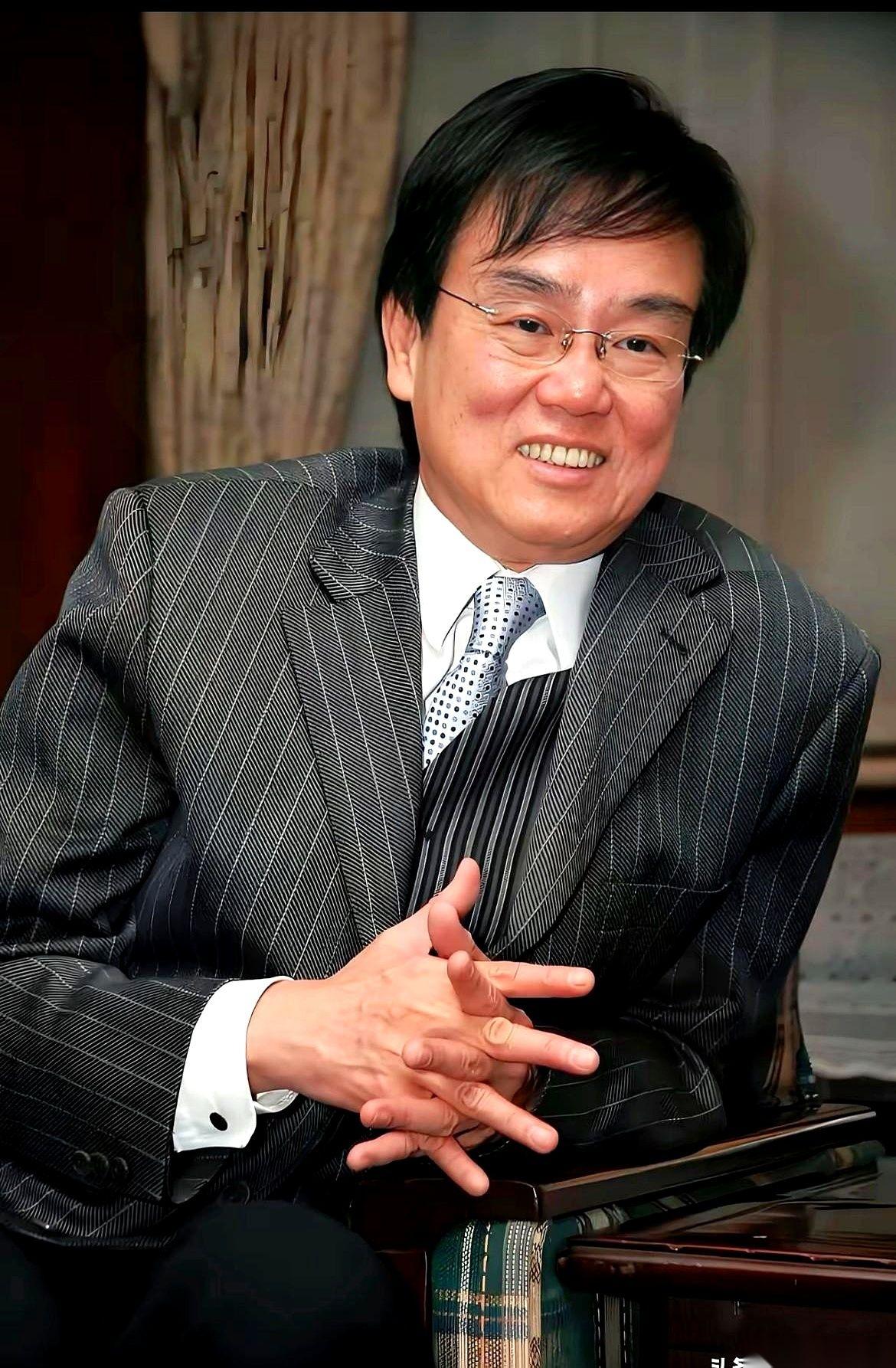 “喜剧教父”黄百鸣，栽在了一条发给自己亲妹妹的消息上。手机屏幕亮着，就九个字：