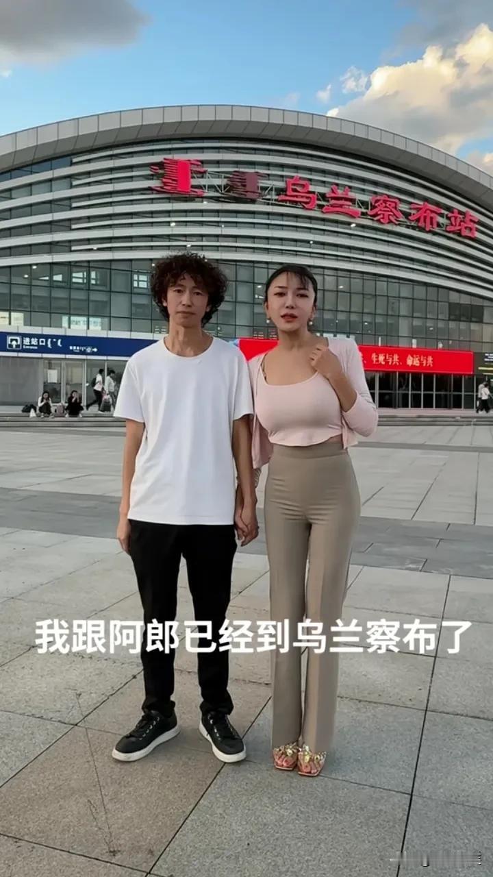 庞麦郎不是有女朋友吗，怎么和龚玥菲牵上手了？之前庞麦郎说过，自己有女朋友，是