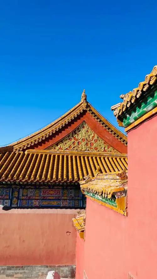 故宫缺钱到了什么地步，似乎永远入不敷出？故宫每年门票收入近8亿，文创收入大约15