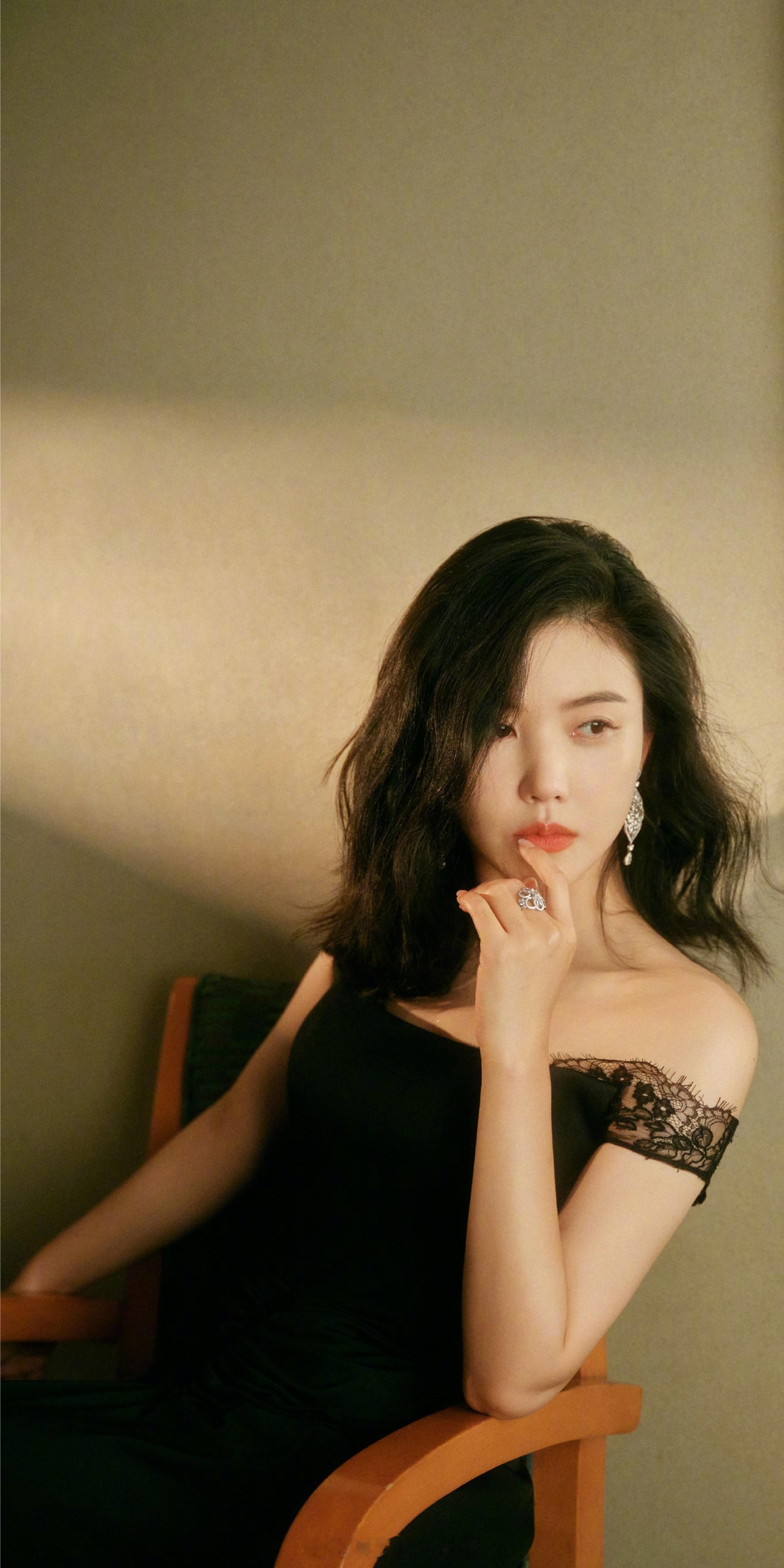 杨子姗蕾丝抹胸礼服裙卷发红唇