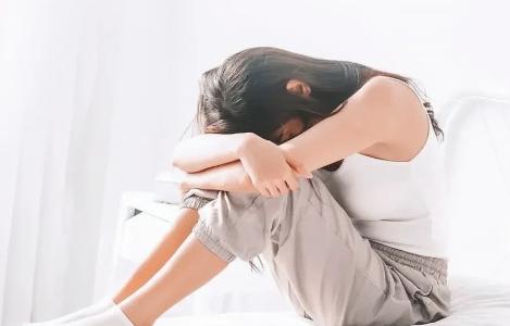 “红杏出墙的代价”广东一男子，发现妻子和他人去了宾馆开房，他跟在后面，把两人堵在