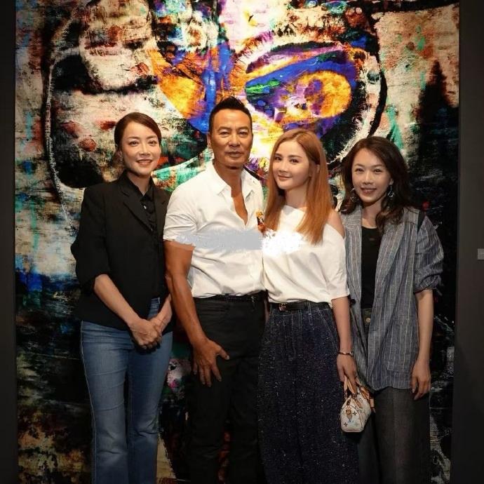 最近任达华在开艺术展，蔡卓妍也去捧场了，两位站在一起很有兄妹范儿。任达华上身
