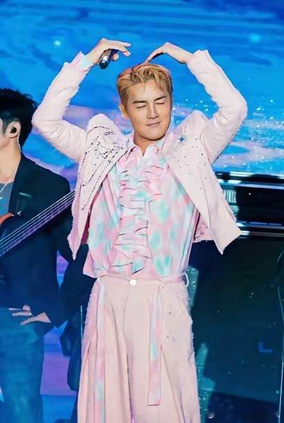 于文文被送到医院之后我好像明白了为什么吴克群这样的艺人从来不会塌房首先吴克群除了