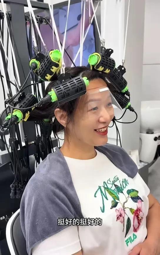 谢浩男妈妈状态越来越好大妹带着妈妈去理发，妈妈开心接受。新生活和新形象都是谢浩
